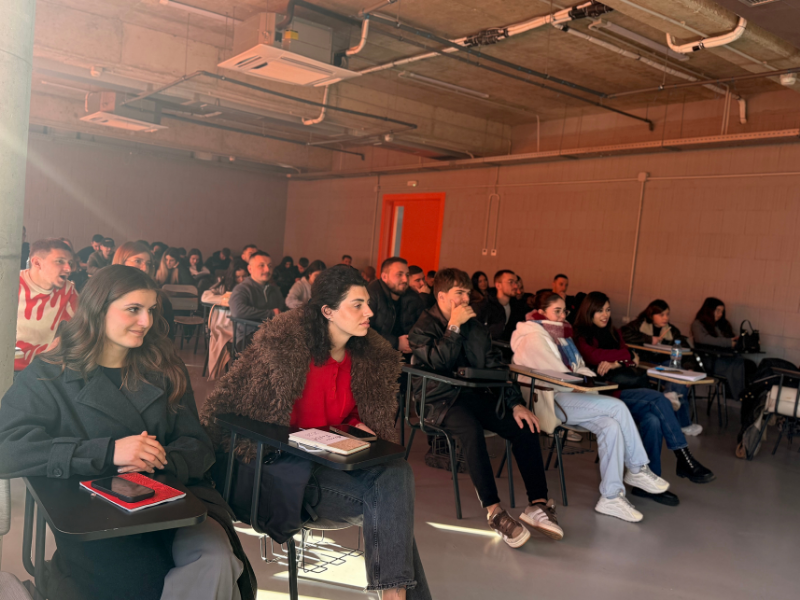 Paradoksi Digjital: A jemi më të lidhur apo më të vetmuar?