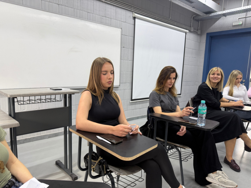 Të mësosh të dëgjosh: kur emocionet bëhen urë mirëkuptimi