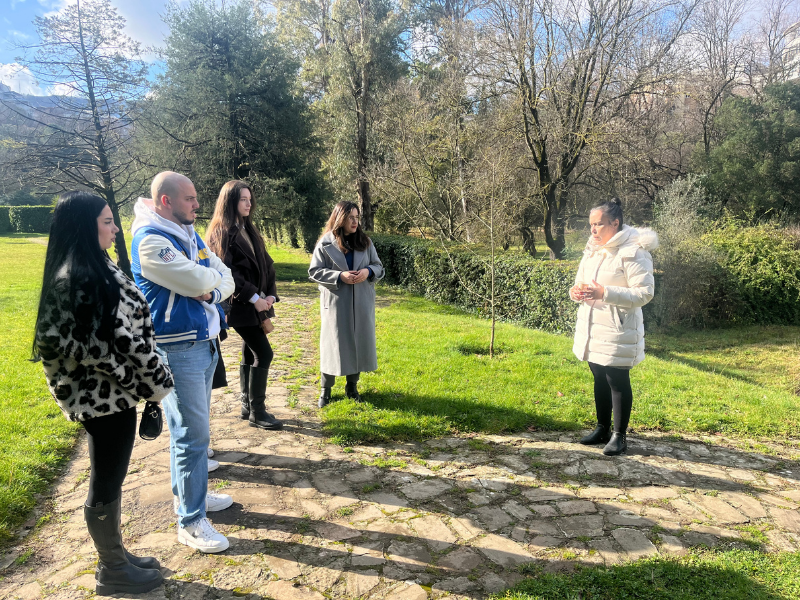 Studentët e Farmacisë zhvillojnë praktikën mësimore në Kopshtin Botanik të Tiranës