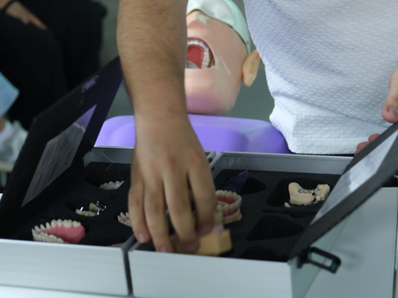 Leksion teorik dhe praktik mbi përdorimin e artikulatorëve në stomatologji në Universitetin Barleti