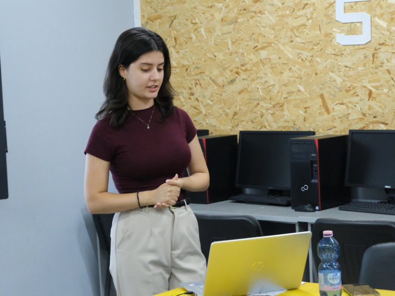 Studentët e Informatikës së Aplikuar mbrojnë me sukses temat e diplomës