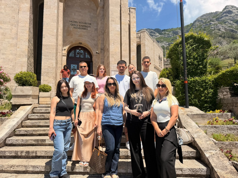 Në kuadër të projektit kërkimor “Sfidat e Transformimit Dixhital për Turizmin Autentik: Shërbimi, Produkti, Destinacioni dhe Eventi”, financuar nga AKKSHI dhe zbatuar nga Universiteti Barleti në partneritet me Hotel Adriatik, vijon puna për hartimin dhe p