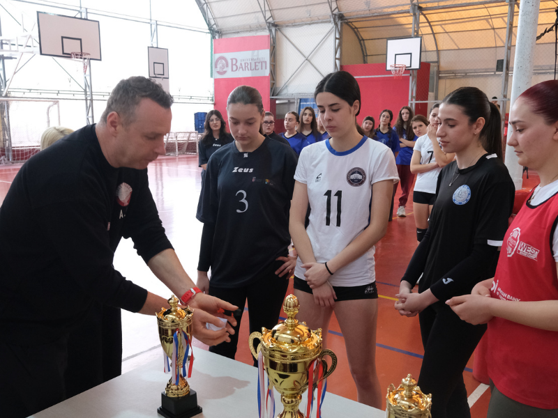 Kampionati i Volejbollit midis shkollave të mesme në Barlet