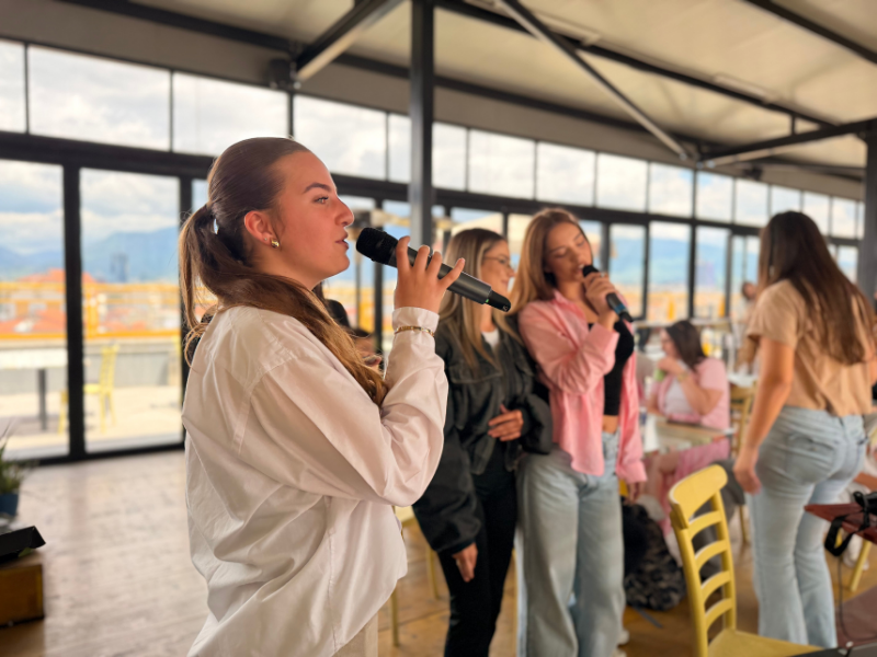 Muzikë, Karaoke dhe atmosferë studentore në Universitetin Barleti 