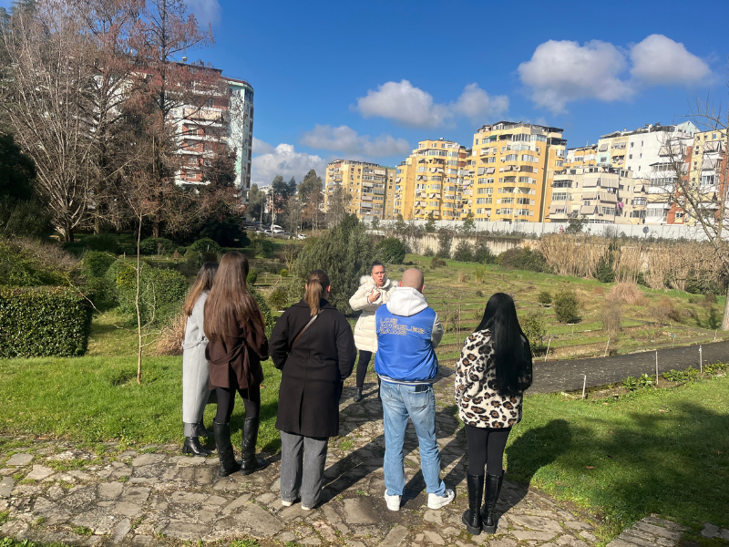 Studentët e Farmacisë zhvillojnë praktikën mësimore në Kopshtin Botanik të Tiranës