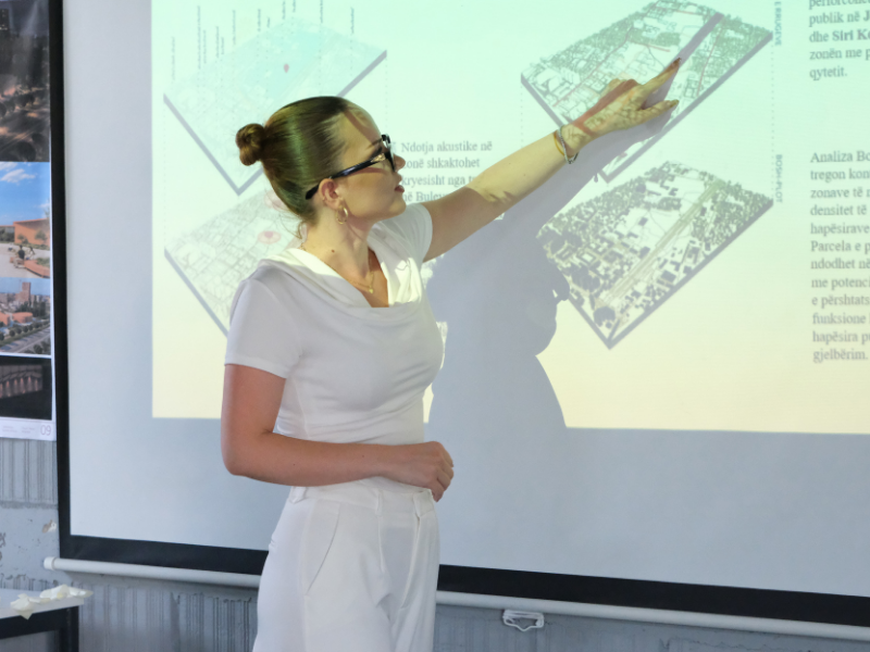 Studentët e Arkitekturës prezantojnë temat e diplomës