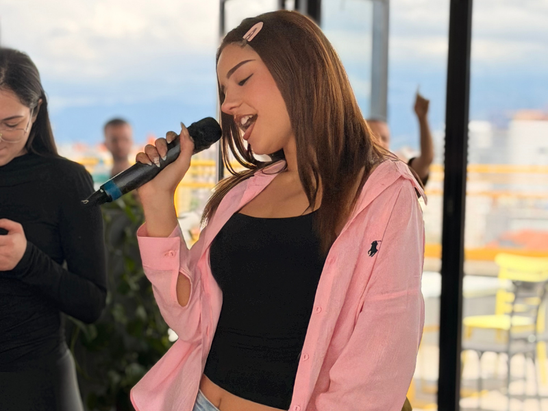 Muzikë, Karaoke dhe atmosferë studentore në Universitetin Barleti 