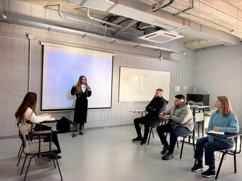 Paradoksi Digjital: A jemi më të lidhur apo më të vetmuar?