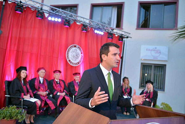 Ceremonia e Pestë e Diplomimit në UB