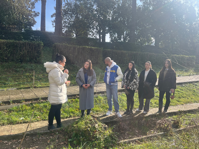 Studentët e Farmacisë zhvillojnë praktikën mësimore në Kopshtin Botanik të Tiranës