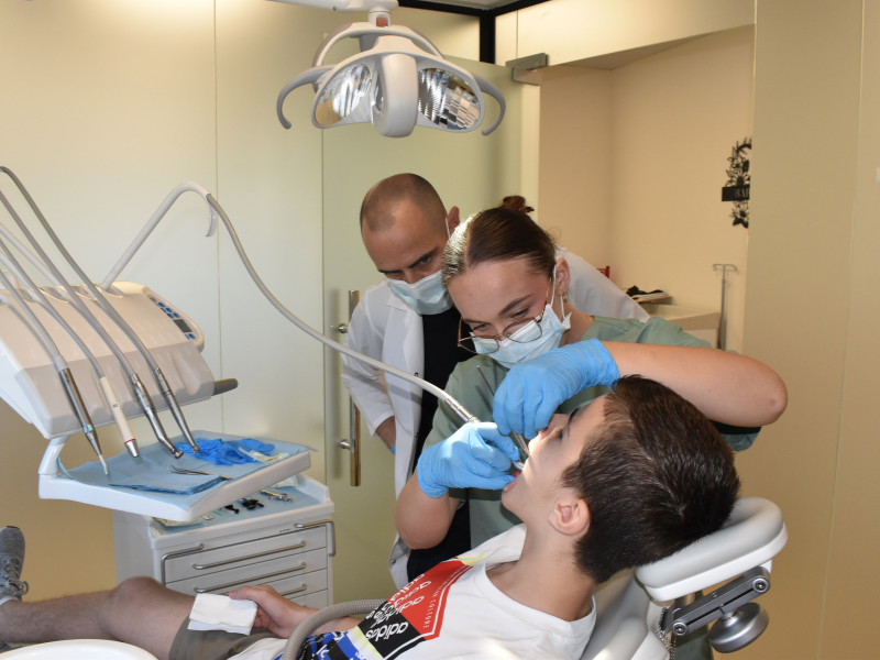 Studentët e Stomatologjisë së Universitetit Barleti zhvillojnë praktikën klinike në Barleti Day Hospital