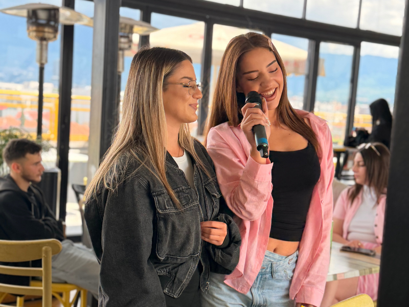 Muzikë, Karaoke dhe atmosferë studentore në Universitetin Barleti 