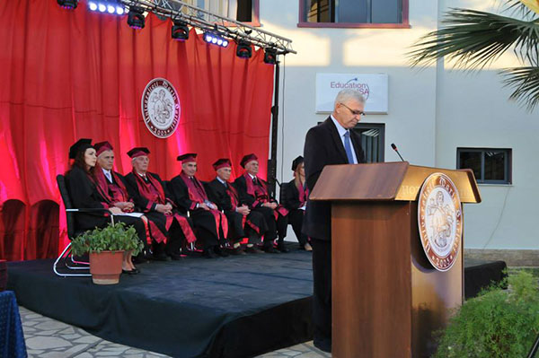 Ceremonia e Pestë e Diplomimit në UB