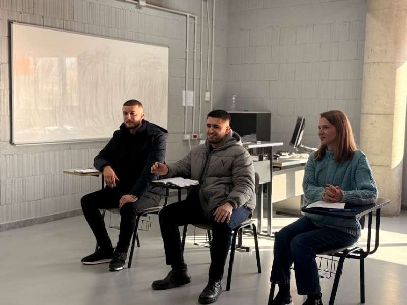 Paradoksi Digjital: A jemi më të lidhur apo më të vetmuar?