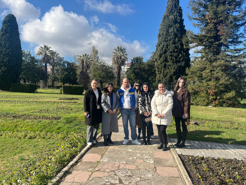 Studentët e Farmacisë zhvillojnë praktikën mësimore në Kopshtin Botanik të Tiranës