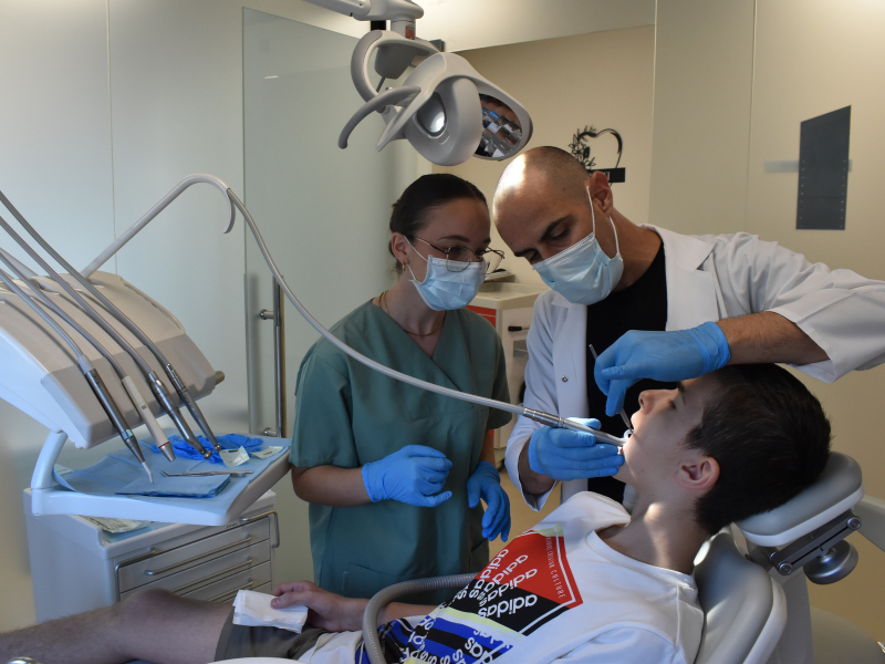 Studentët e Stomatologjisë së Universitetit Barleti zhvillojnë praktikën klinike në Barleti Day Hospital