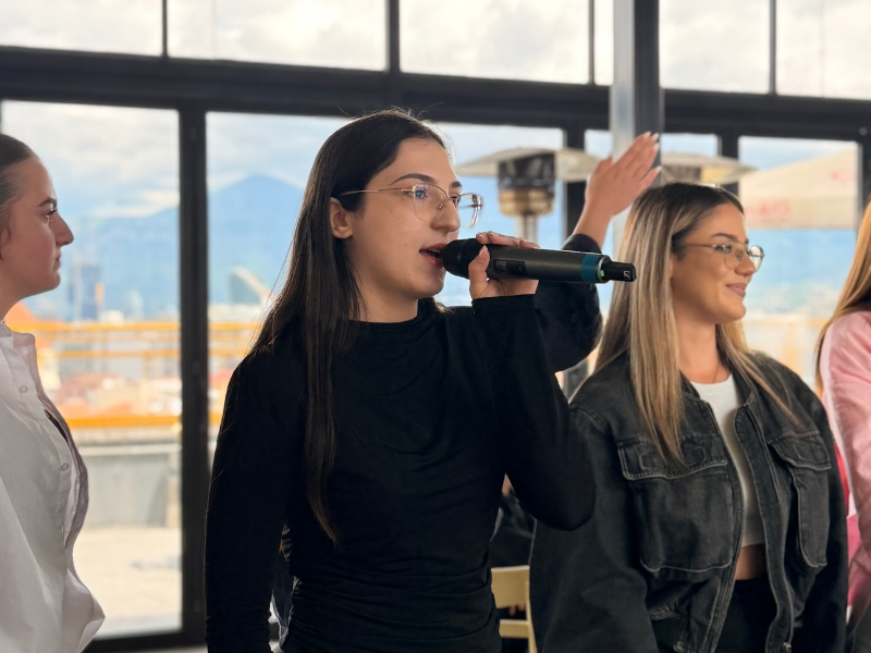 Muzikë, Karaoke dhe atmosferë studentore në Universitetin Barleti 