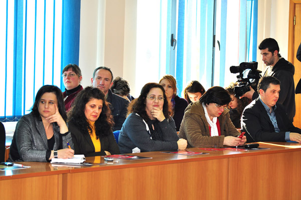 Z. Paul Polotes, shef i çështjeve ekonomike dhe politike në Ambasadën e ShBA-ve, zhvillon një bisedë në Universitetin Barleti