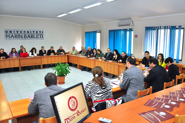 Z. Paul Polotes, shef i çështjeve ekonomike dhe politike në Ambasadën e ShBA-ve, zhvillon një bisedë në Universitetin Barleti