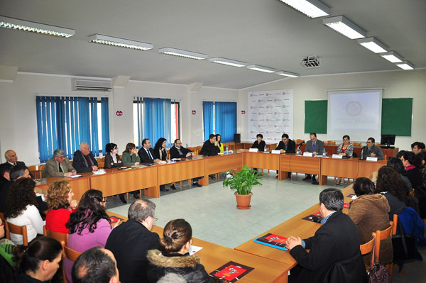 Z. Paul Polotes, shef i çështjeve ekonomike dhe politike në Ambasadën e ShBA-ve, zhvillon një bisedë në Universitetin Barleti