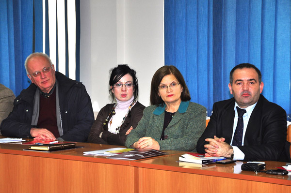 Z. Paul Polotes, shef i çështjeve ekonomike dhe politike në Ambasadën e ShBA-ve, zhvillon një bisedë në Universitetin Barleti