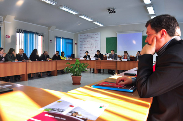 Z. Paul Polotes, shef i çështjeve ekonomike dhe politike në Ambasadën e ShBA-ve, zhvillon një bisedë në Universitetin Barleti