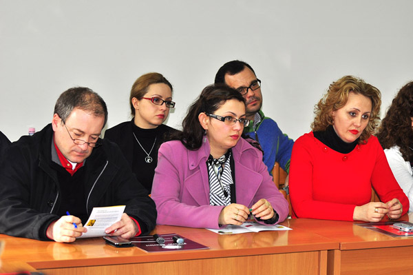 Z. Paul Polotes, shef i çështjeve ekonomike dhe politike në Ambasadën e ShBA-ve, zhvillon një bisedë në Universitetin Barleti