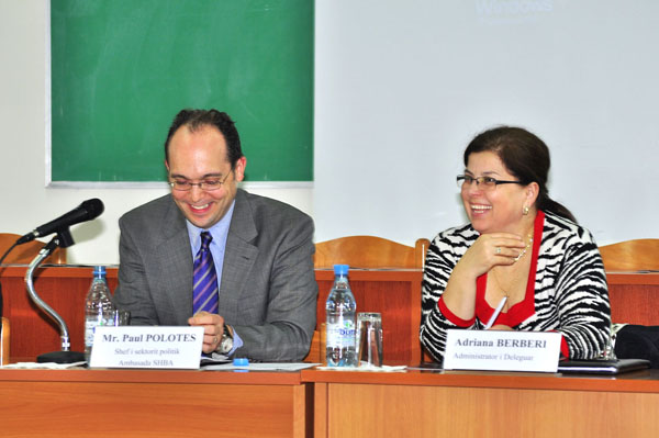 Z. Paul Polotes, shef i çështjeve ekonomike dhe politike në Ambasadën e ShBA-ve, zhvillon një bisedë në Universitetin Barleti