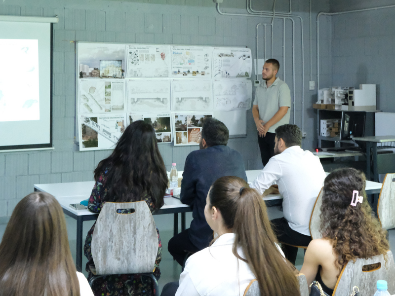 Studentët e programit Dizajn Interieri dhe Produkti prezantojnë temat e diplomës