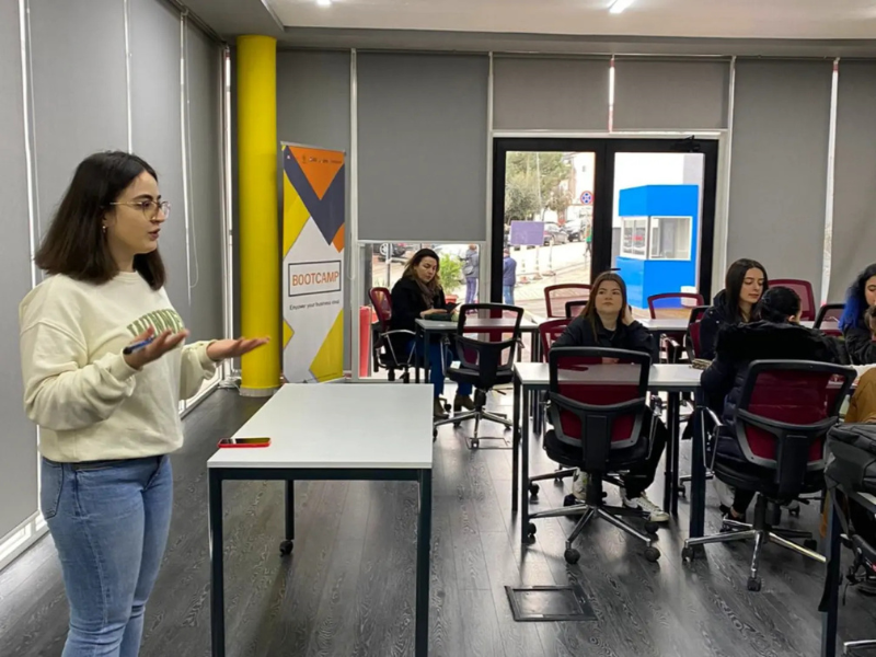 Bootcamp-i më i famshëm në Tiranë, Holly Factory