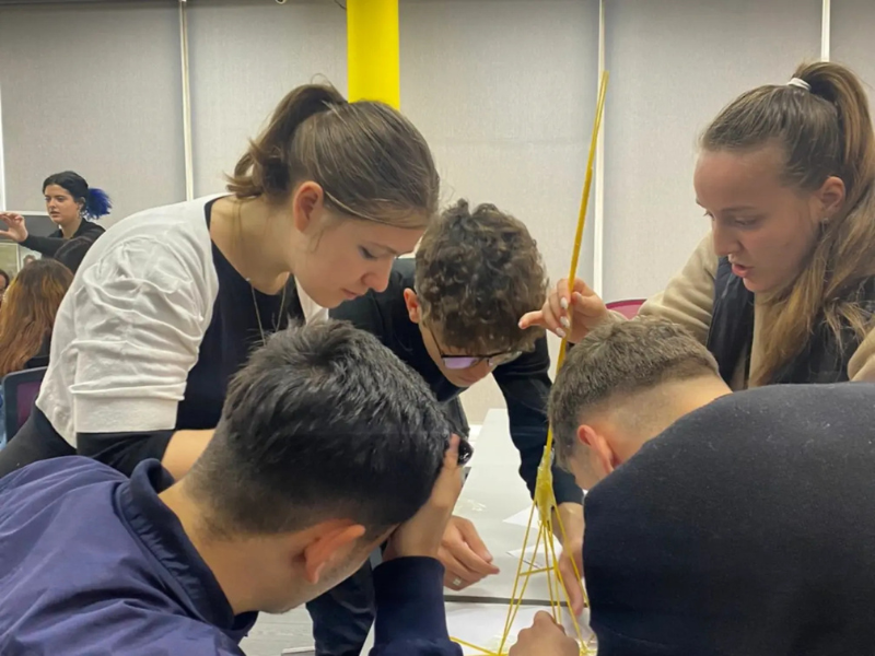 Bootcamp-i më i famshëm në Tiranë, Holly Factory