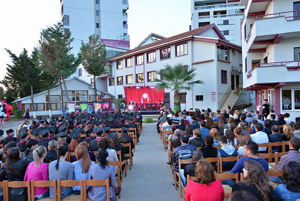 Ceremonia e Pestë e Diplomimit në UB
