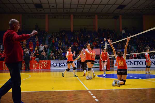 Barleti Volej është kampione e Shqipërisë në volejbollin e femrave për sezonin 2013-2014