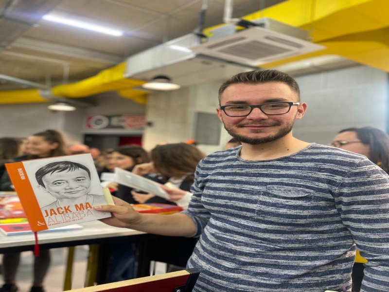 Dhurimi i librit nuk varfëron, leximi pasuron