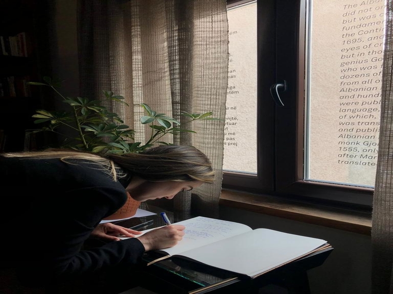 Dhurojmë, shkëmbejmë dhe lexojmë për tu pasuruar në mendje dhe shpirt – Muaji i Librit