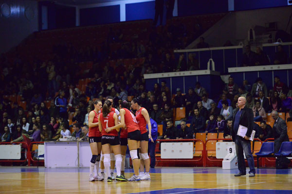 Barletaset fitojnë dy ndeshjet gjysmë finale, në finale kundër ekipit të Partizanit