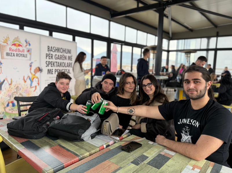 KARAOKE & Red Bull Ibiza Royale – Aktivitet Argëtues për Studentët