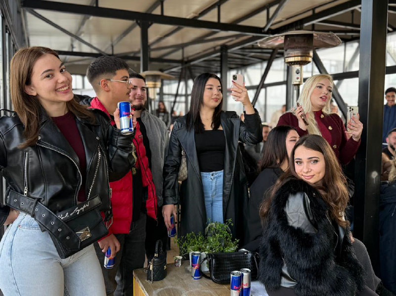KARAOKE & Red Bull Ibiza Royale – Aktivitet Argëtues për Studentët