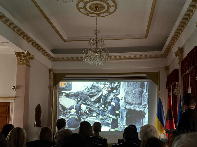 Studentët e Klubit ‘Drejtësi dhe Mirëqeverisje’ Vizitojnë Kuvendin në Bashkëpunim me Ambasadën e Ukrainës