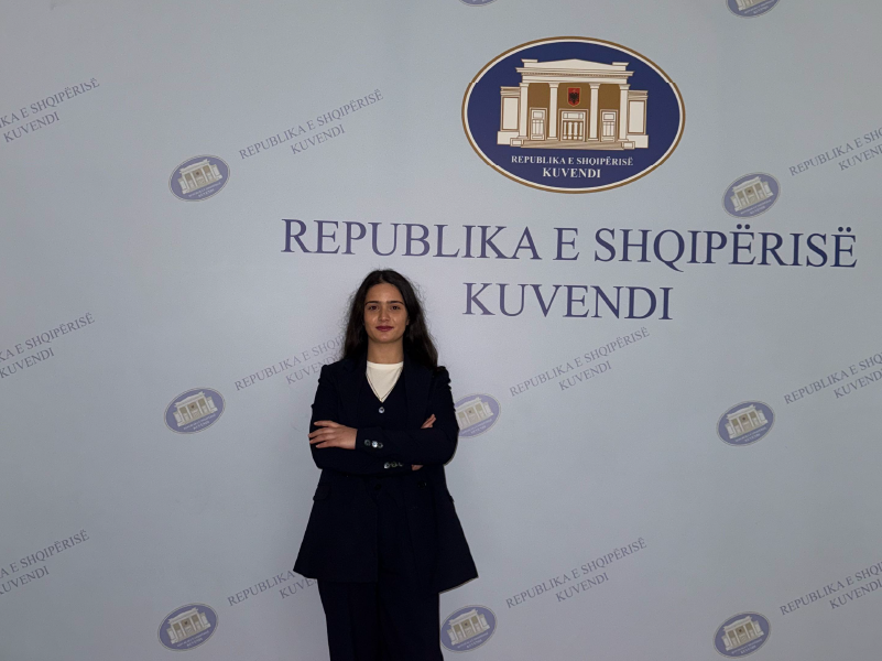 Studentët e Klubit ‘Drejtësi dhe Mirëqeverisje’ Vizitojnë Kuvendin në Bashkëpunim me Ambasadën e Ukrainës