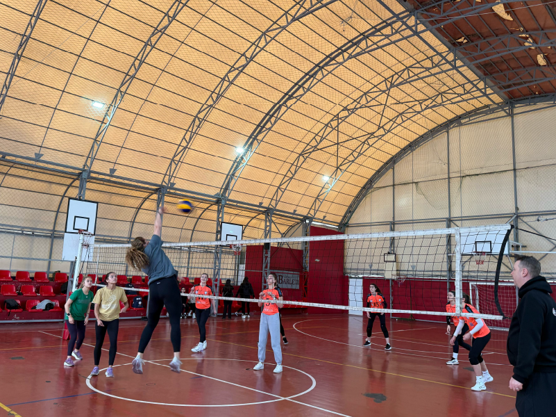 Sport, Miqësi dhe Kulturë: Ndeshja Miqësore mes Studentëve të UniBa dhe Atletëve nga SHBA! 