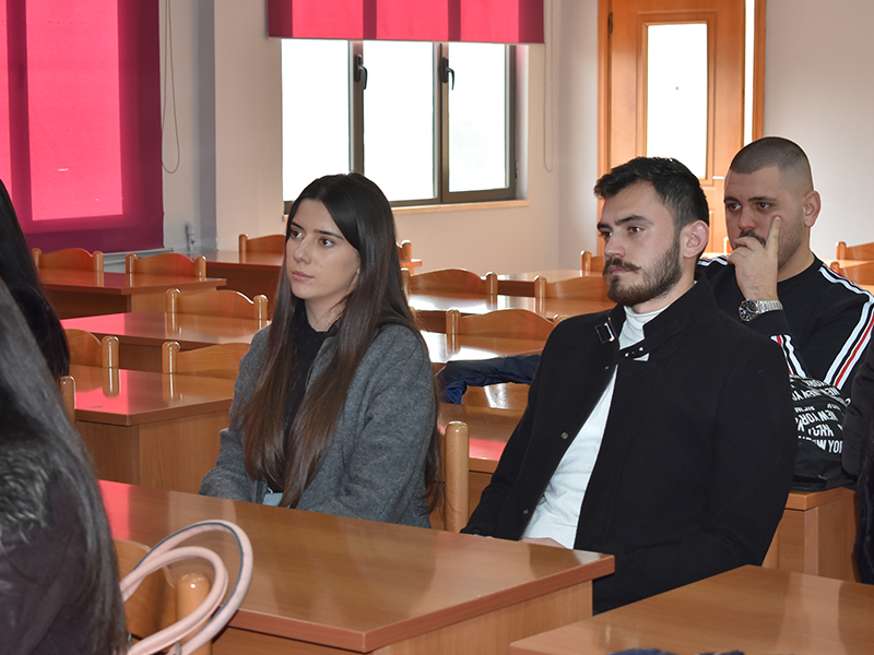 Takim mes drejtuesve të institucionit dhe qeverisë studentore të “Universitetit Barleti”.