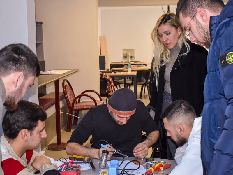 Zhvillimi i praktikës me studentët e Elektronikes / TIK në Laboratorin e Kampusit 1
