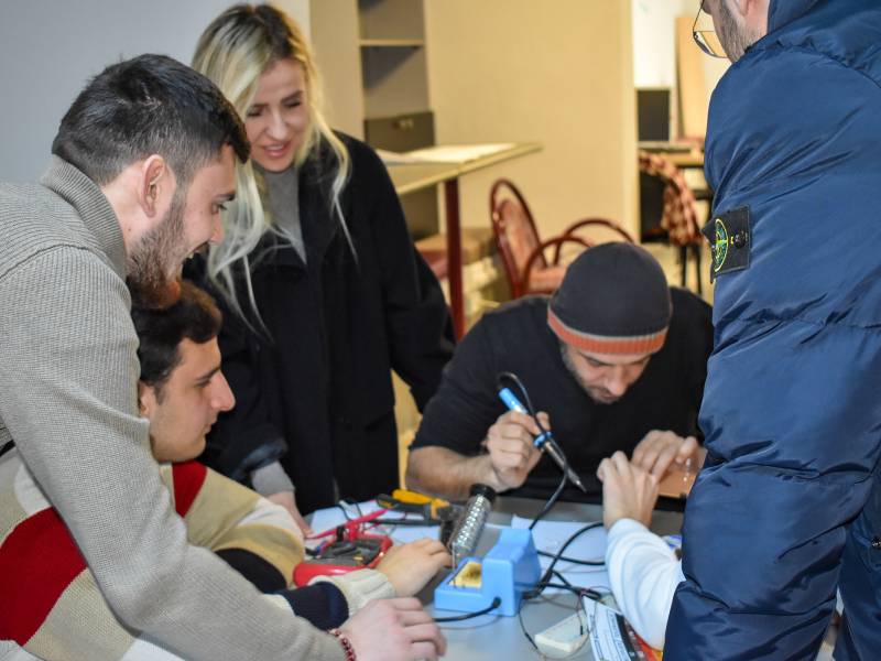 Zhvillimi i praktikës me studentët e Elektronikes / TIK në Laboratorin e Kampusit 1