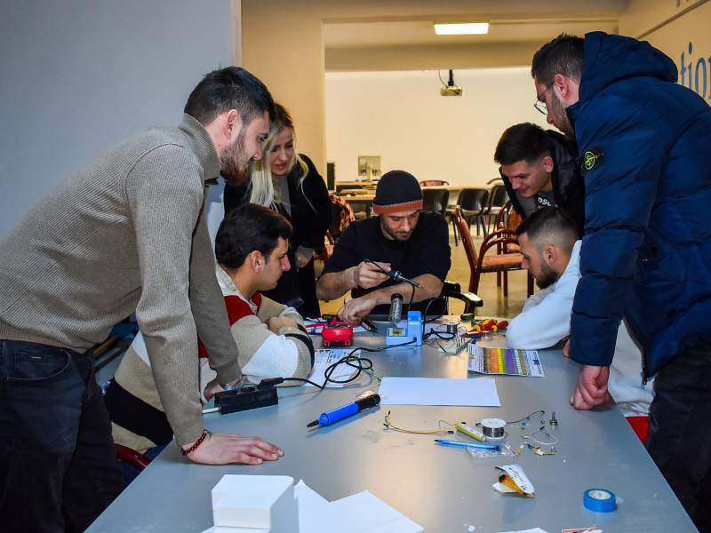 Zhvillimi i praktikës me studentët e Elektronikes / TIK në Laboratorin e Kampusit 1