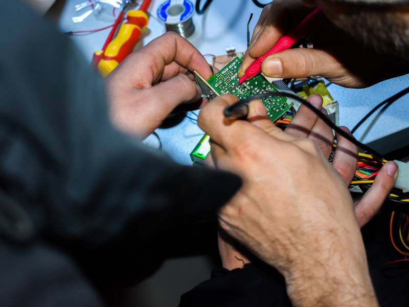 Zhvillimi i praktikës me studentët e Elektronikes / TIK në Laboratorin e Kampusit 1